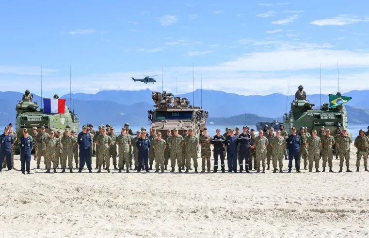 Franceses chegam com navio, helicóptero e até sotaque… para “treinar” com o Brasil no Rio