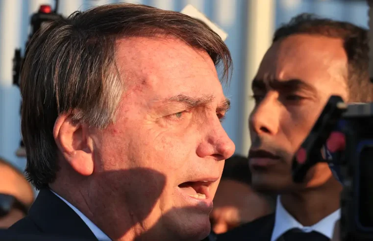 Bolsonaro ganha alta e “pica a mula” do hospital após consertar o ombro