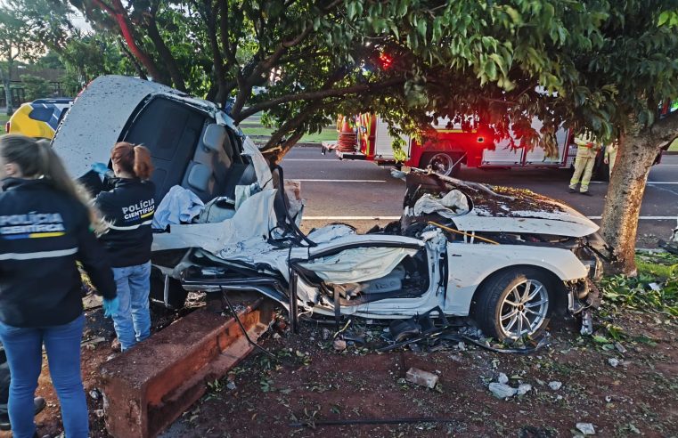 Tragédia na madrugada: dois jovens morrem após carro bater em poste em Cascavel
