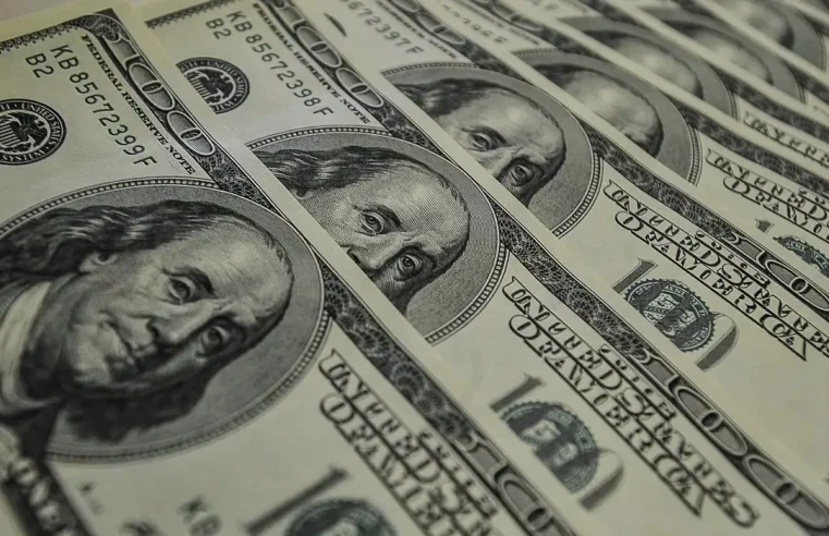Dólar despenca e Bolsa ganha fôlego: o “veranico” chegou no mercado financeiro