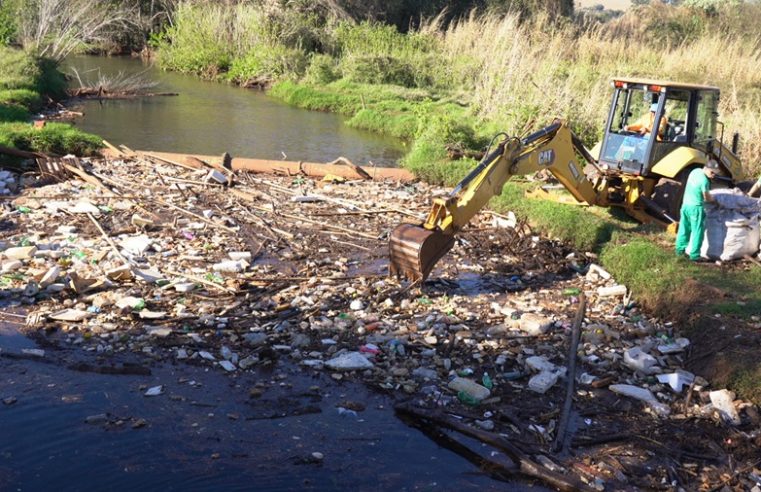 A piazada não aprende: Rio Quati vira depósito de tralha e deixa Cascavel na “draga”