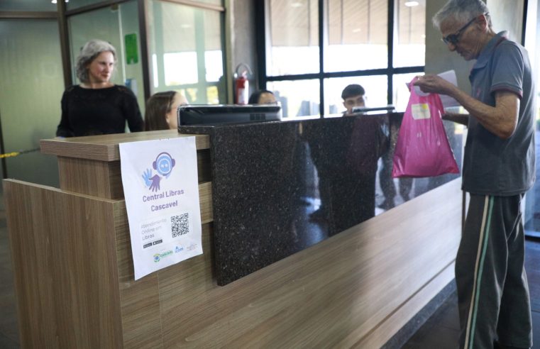 Chega de mímica! Cascavel bota QR Code para traduzir Libras em tempo real nas repartições