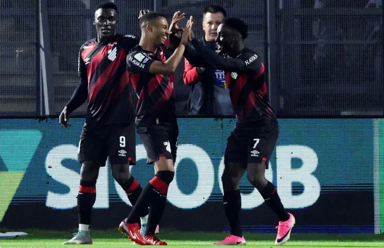 Vira-virou na raça: Leozinho vira o capeta, faz dois e Furacão passa o trator no São Paulo
