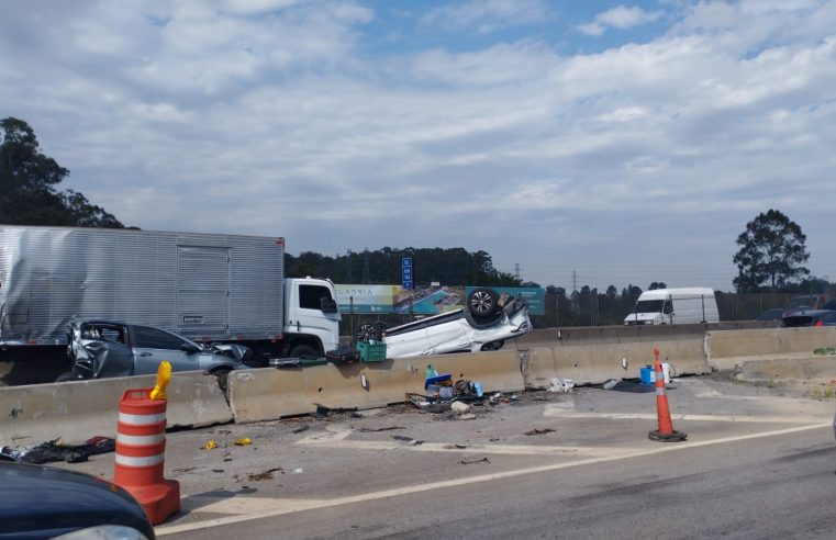 Acidente envolvendo seis veículos deixa três feridos na BR-116, em São José dos Campos