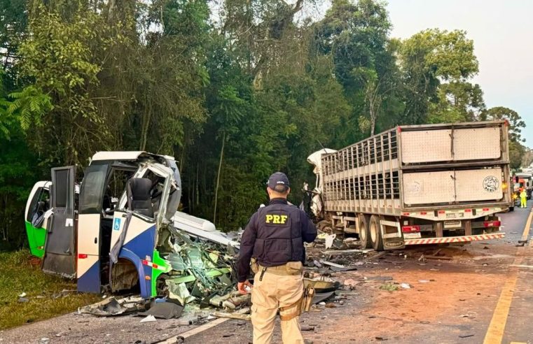 Acidente entre ônibus e caminhão mata 23 pessoas em estrada no Paraná